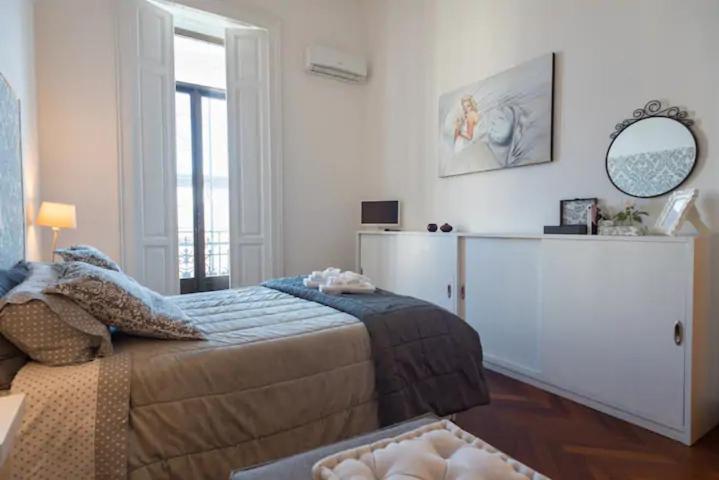 Vesuvius Suite - Elegante Appartamento In Centro Naples Luaran gambar